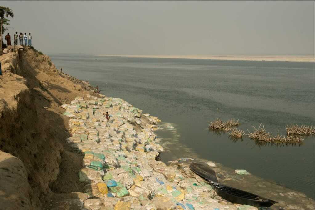 This photo was shot south of Farakka barrage in the village of Arjunpur in February 2015. It depicts the bankline erosion in a village which has lost schools, homesteads, mango orchards, and paddy farms to the river which is starved of sediment by the barrage. Image by Arati Kumar-Rao.