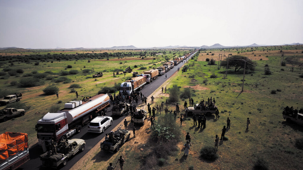 The last convoy carrying food via the entrance to the city of El Fasher, this photo is from the first year of the war, after which the siege began. (Photography by Mohamed Zakaria)